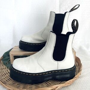 Dr. Martens Unisex Quad Chelsea White black platform boot Size Ladies-8 Men’s 7